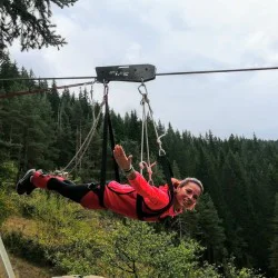 Свободно спускане по въже на алпийски тролей Zipline 400 в Чепеларе за двама