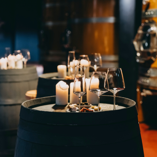 Опитайте виното, родено в пещерата, с Винен тур и дегустация на 3 вина за двама в изба Магура от Makaroon