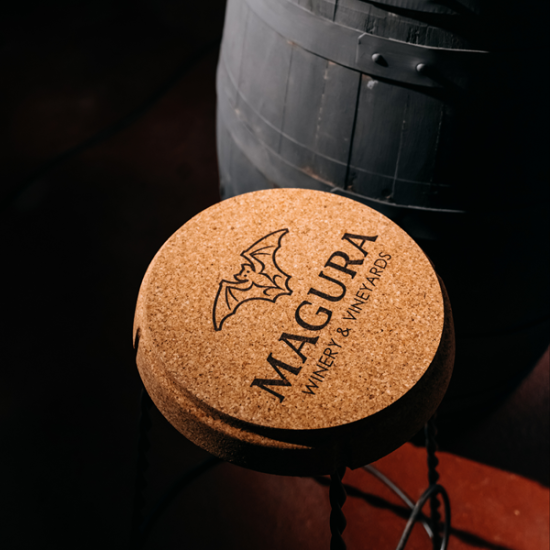 Опитайте виното, родено в пещерата, с Винен тур и дегустация на 3 вина за двама в изба Магура от Makaroon