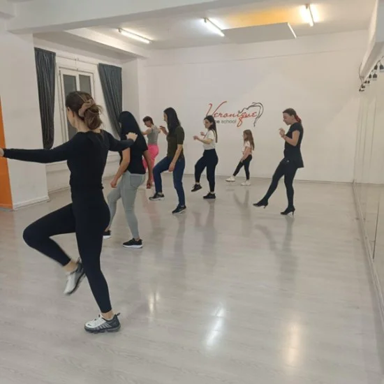 Усетете ритъма на Гърция с посещение за двама в група по гръцки танци от Makaroon Усетете ритъма на Гърция с посещение за двама в група по гръцки танци от Makaroon