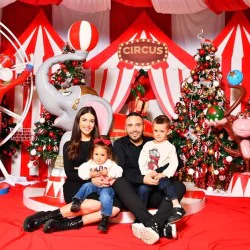 Професионална семейна фотосесия за Коледа за до 6 души с 4 декора + 100 кадъра с цветова обработка в Пловдив Професионална семейна фотосесия за Коледа за до 6 души с 4 декора + 100 кадъра с цветова обработка в Пловдив