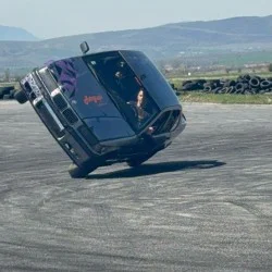 Бързи и яростни: Каскади на две гуми и дрифт шоу за един човек Бързи и яростни: Каскади на две гуми и дрифт шоу за един човек