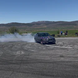 Бързи и яростни: Каскади на две гуми и дрифт шоу за един човек Бързи и яростни: Каскади на две гуми и дрифт шоу за един човек