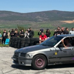 Adrenaline and spectacle: Stunts on two tires with a car for two