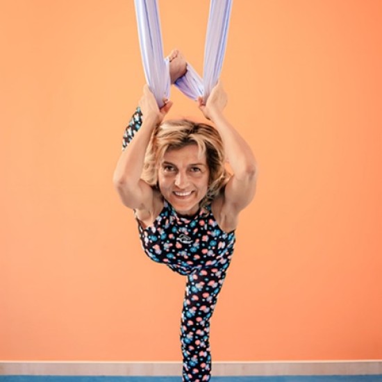 Подарете си усещане за свобода и лична сила с Индивидуална аеро йога практика край Варна от Makaroon