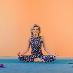 Хармония и споделеност с Релаксираща йога за двойки край Варна