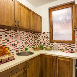 Нощувка за двама + 1 дете в семейна вила на брега на яз. Доспат