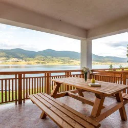 Нощувка за двама в семейна вила на брега на яз. Доспат