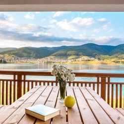 Нощувка за двама + 1 дете в семейна вила на брега на яз. Доспат