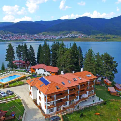 Нощувка за двама на брега на яз. Доспат 