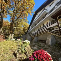 Нощувка за двама + две деца до 12 г със закуска + опции за ползване на СПА и външен басейн в Комплекс Тополица Нощувка за двама + две деца до 12 г със закуска + опции за ползване на СПА и външен басейн в Комплекс Тополица