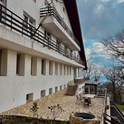 Нощувка за двама + едно дете до 12 г със закуска + опции за ползване на СПА и външен басейн в Комплекс Тополица