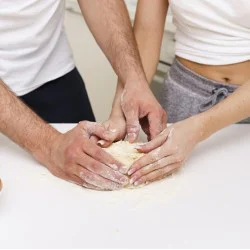 Месетерапия за двойки с месене на общ хляб, доверие и споделени моменти Месетерапия за двойки с месене на общ хляб, доверие и споделени моменти