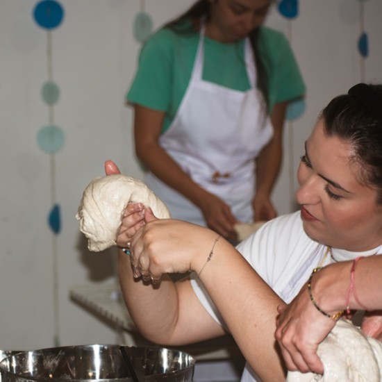 Подарете си едно дълбоко терапевтично преживяване с Месетерапия за жени с месене на хляб и ритуали за осъзнаване от Makaroon Подарете си едно дълбоко терапевтично преживяване с Месетерапия за жени с месене на хляб и ритуали за осъзнаване от Makaroon