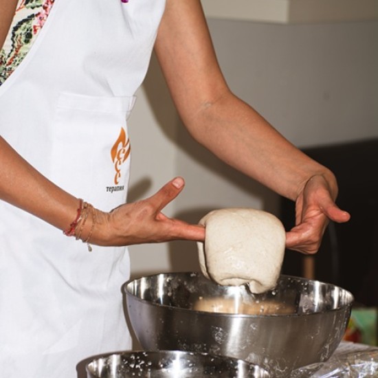 Подарете си едно дълбоко терапевтично преживяване с Месетерапия за жени с месене на хляб и ритуали за осъзнаване от Makaroon Подарете си едно дълбоко терапевтично преживяване с Месетерапия за жени с месене на хляб и ритуали за осъзнаване от Makaroon