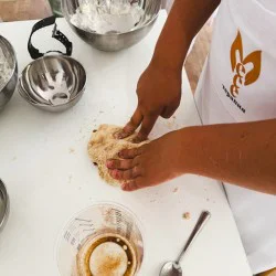 Месетерапия за деца със замесване на хлебче и творчески игри - Приключение с брашно и въображение за едно дете Месетерапия за деца със замесване на хлебче и творчески игри - Приключение с брашно и въображение за едно дете