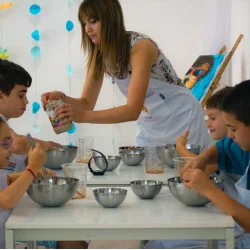 Месетерапия за деца със замесване на хлебче и творчески игри - Приключение с брашно и въображение за две деца 