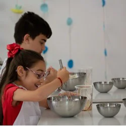 Месетерапия за деца със замесване на хлебче и творчески игри - Приключение с брашно и въображение за две деца 