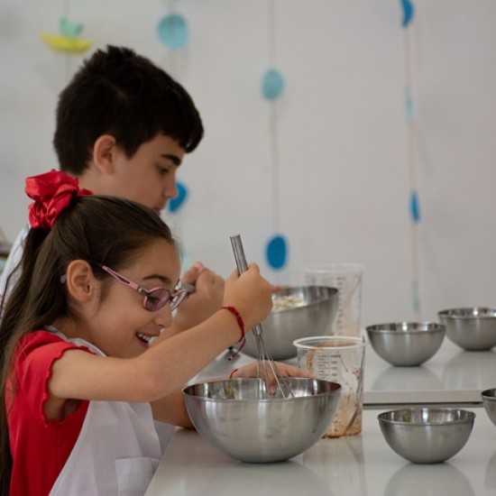 Игри, забавления и творчество с брашно с Месетерапия за деца от Makaroon Игри, забавления и творчество с брашно с Месетерапия за деца от Makaroon