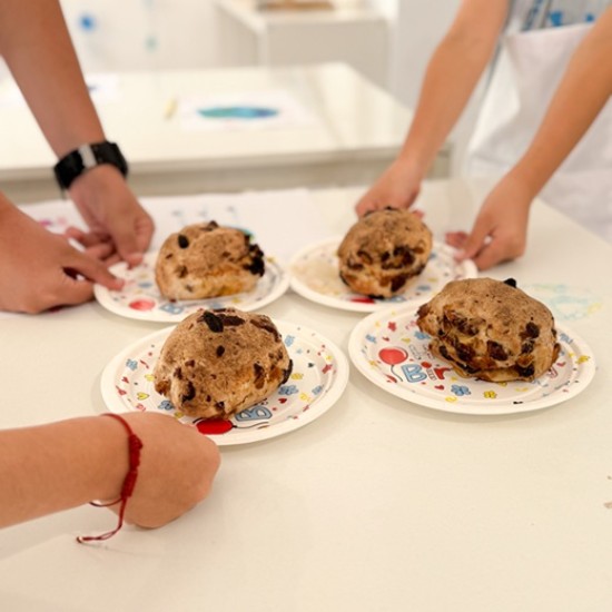 Игри, забавления и творчество с брашно с Месетерапия за деца от Makaroon Игри, забавления и творчество с брашно с Месетерапия за деца от Makaroon