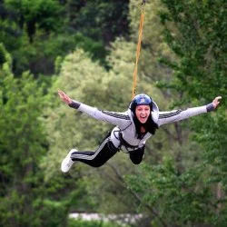 Преминаване през въжена градина и тролей за един човек в района на Симитли Преминаване през въжена градина и тролей за един човек в района на Симитли