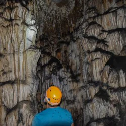 Приключение в Родопите с разходка в пещера Надарска и плаване с лодка по красивия каньон Горло за до 5 души