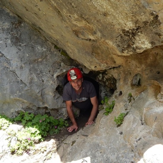 Впуснете се в едно необикновено приключение с разходка в пещера Надарска и плаване по красивия каньон Горло от Makaroon