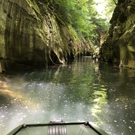 Впуснете се в едно необикновено приключение с разходка в пещера Надарска и плаване по красивия каньон Горло от Makaroon