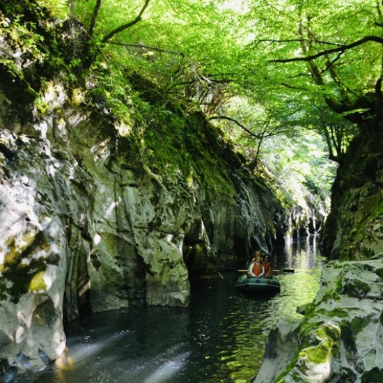 Впуснете се в едно необикновено приключение с разходка в пещера Надарска и плаване по красивия каньон Горло от Makaroon