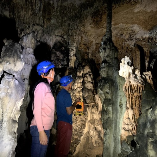 Впуснете се в едно необикновено приключение с разходка в пещера Надарска и плаване по красивия каньон Горло от Makaroon