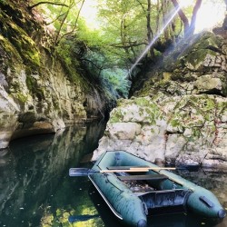 Приключение в Родопите с разходка в пещера Надарска и плаване с лодка по красивия каньон Горло за до 5 души
