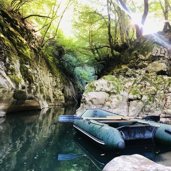 Впуснете се в едно необикновено приключение с разходка в пещера Надарска и плаване по красивия каньон Горло от Makaroon