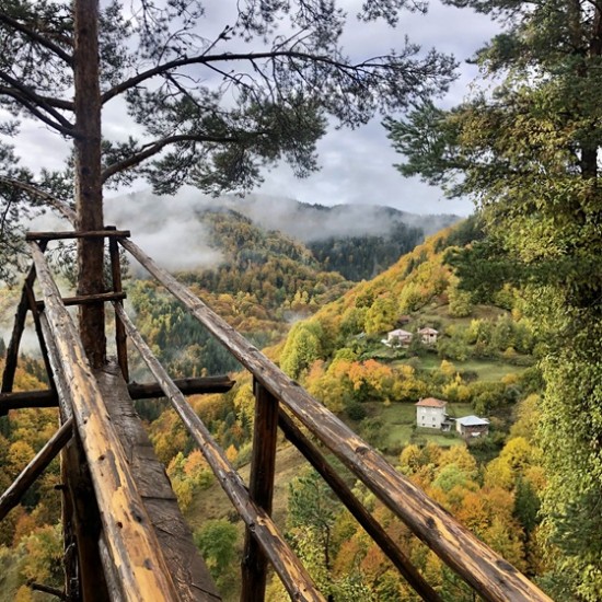 Впуснете се в едно необикновено приключение с разходка в пещера Надарска и плаване по красивия каньон Горло от Makaroon