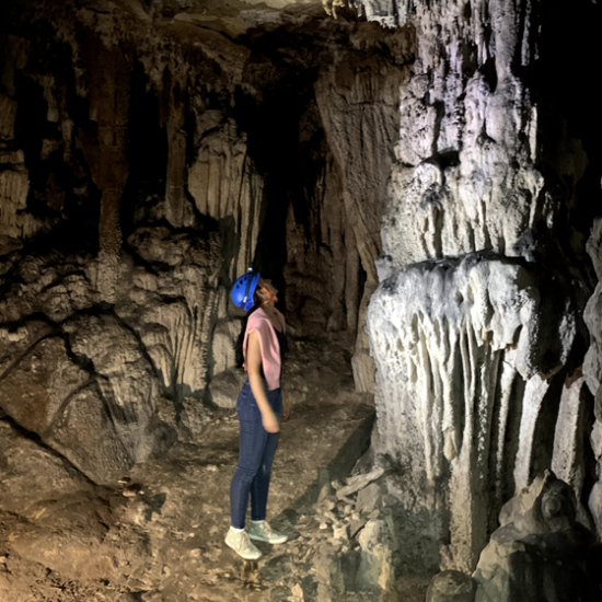 Впуснете се в едно необикновено приключение с разходка в пещера Надарска и плаване по красивия каньон Горло от Makaroon
