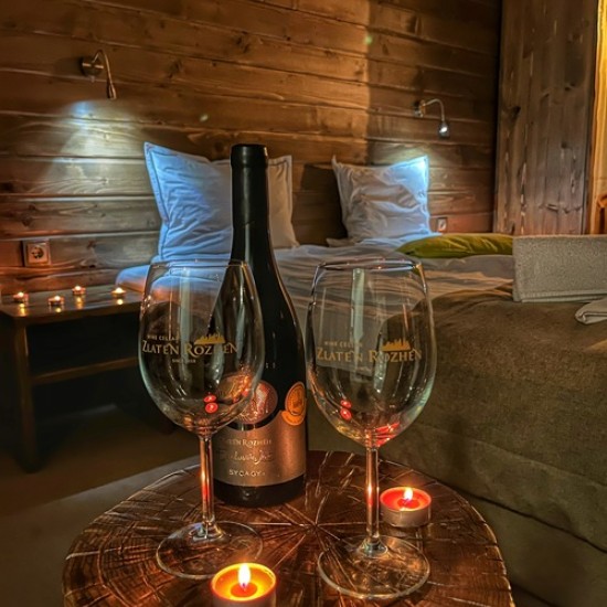 Насладете се на почивка в тишина и уединение с Нощувка за двама в семеен хотел Апостолите край Сандански от Makaroon