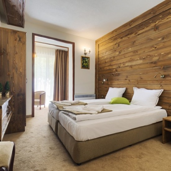 Насладете се на почивка в тишина и уединение с Нощувка за двама в семеен хотел Апостолите край Сандански от Makaroon