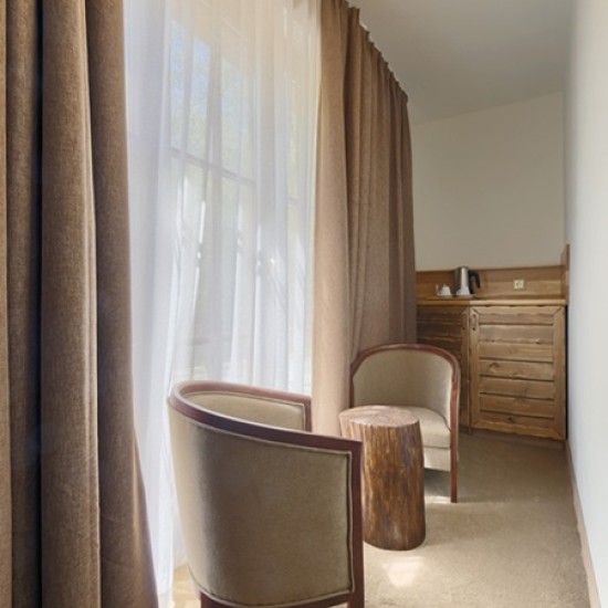 Насладете се на почивка в тишина и уединение с Нощувка за двама в семеен хотел Апостолите край Сандански от Makaroon