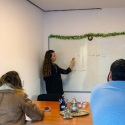 Уъркшоп по арабски език + ориенталска почерпка за двама в Седефеното кралство Уъркшоп по арабски език + ориенталска почерпка за двама в Седефеното кралство