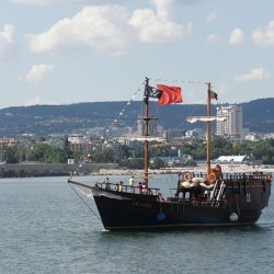В прегръдката на морето: Разходка за двама + едно дете от 2-12 г с кораб Св. Тома край Варна В прегръдката на морето: Разходка за двама + едно дете от 2-12 г с кораб Св. Тома край Варна